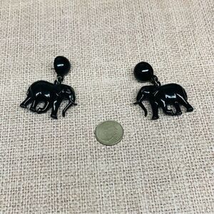 Black Acrylic Elephant Earrings‎
